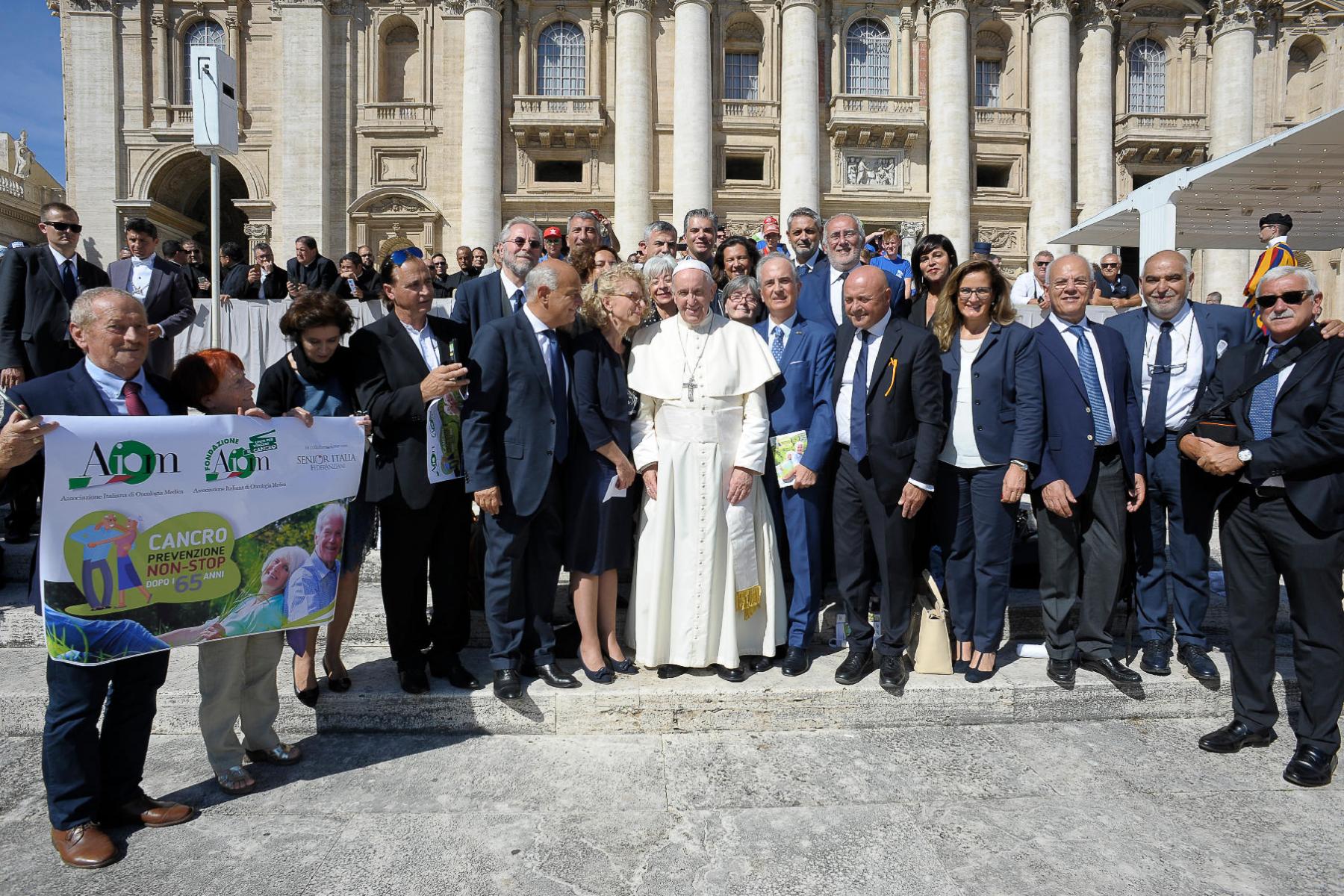 Group photo of AIOM and patient representatives with Pope Francis
