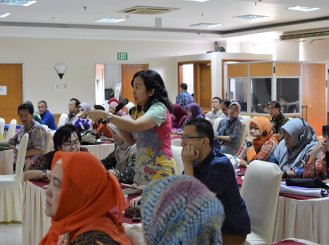Photo of woman asking a question during the 2017 International Palliative Care Workshop in Jakarta, Indonesia.