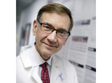 headshot of Dr. Nicholas Vogelzang